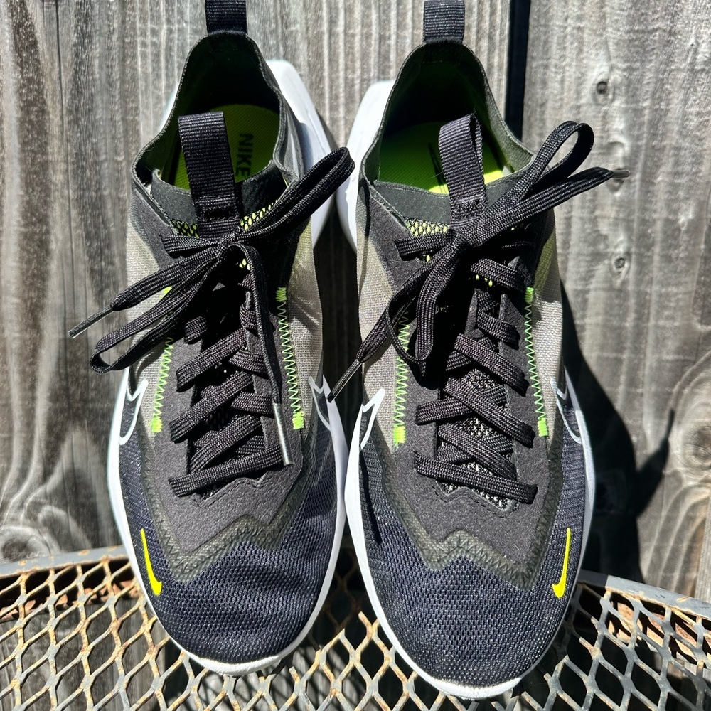 Nike Vista Lite Women’s size 7 gently used.